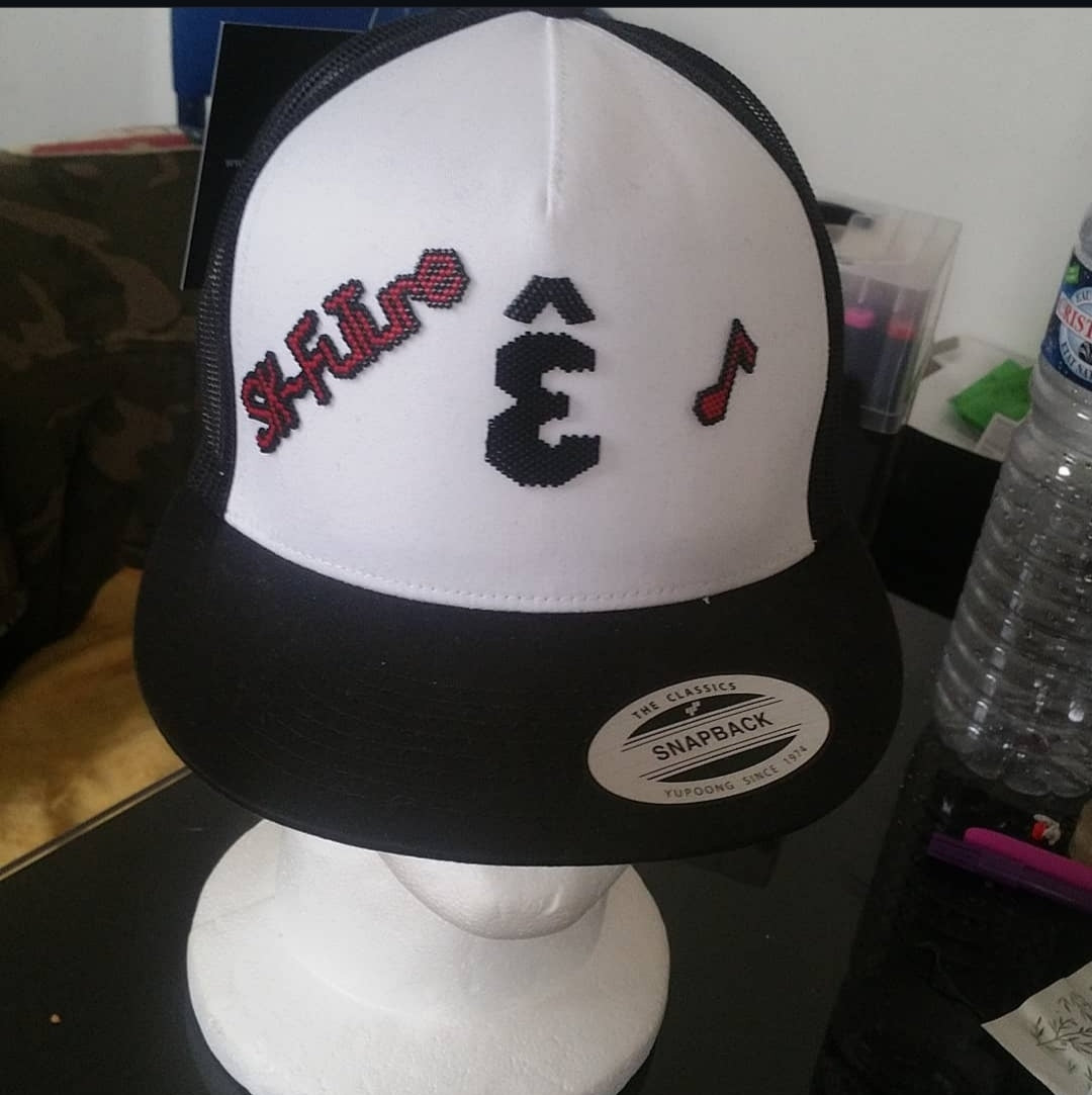 Personnalisation bijoux et casquette
